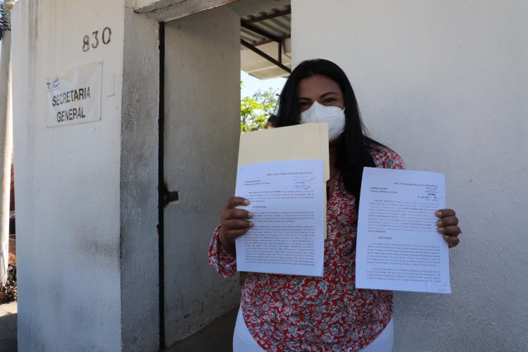 Arlyn Rivas presentó la semana anterior el recurso de nulidad ante la Secretaría del TSE. / FOTO: Mauricio Castro