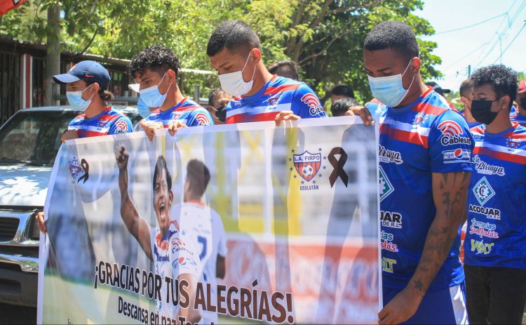 Así arribaron jugadores de Firpo a la velación de Daniel Melgar. Cortesía Firpo