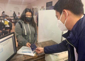 Dos consulados gestionan 10,500 pasaportes en un mes