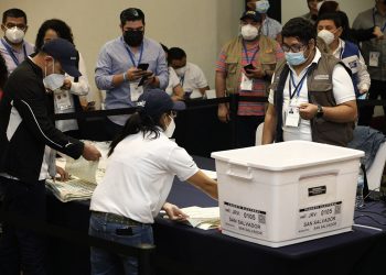 El Tribunal Supremo Electoral abre 33 paquetes electorales en el escrutinio final