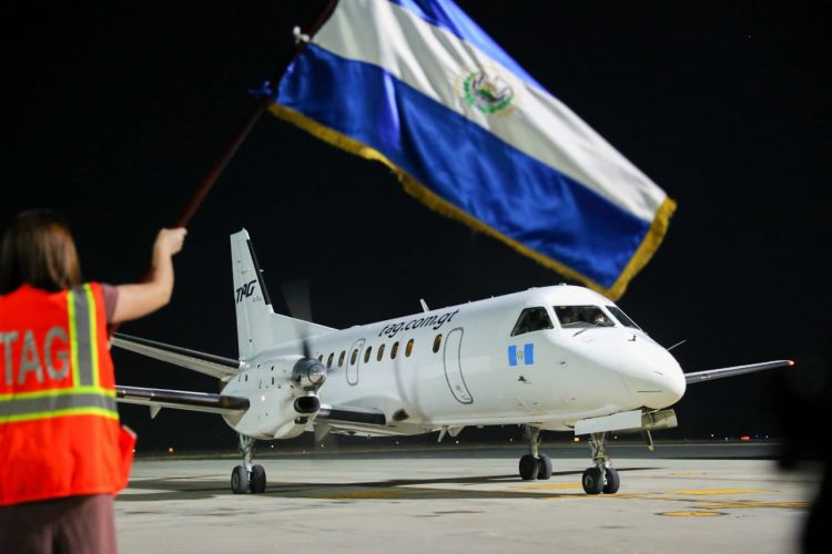 La compañía cuenta con una flota de 18 aeronaves de ala fija, entre ellas un jet y aeronaves turbo.  Foto / Diario El Salvador.