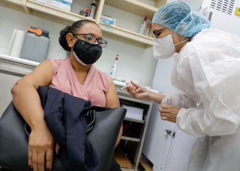 Continúa plan de vacunación contra la COVID-19  en establecimientos de salud