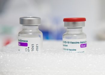 Personal de salud administra vacuna AstraZeneca bajo estrictos protocolos