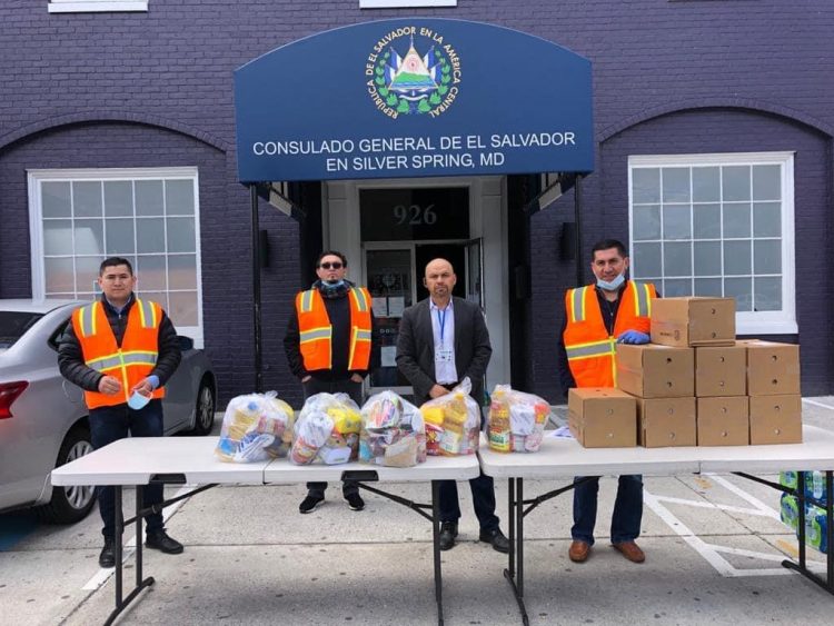 Proyectos. Antes de involucrarse en la política, los empresarios salvadoreños en el país norteamericano ya
se habían incorporado a acciones sociales y comunitarias para ayudar con víveres a sus compatriotas. Foto cortesía.