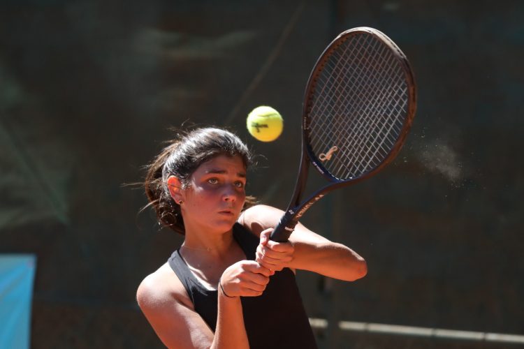 Alessandra Cristiani derrotó por 6-1, 6-3 a Maria Antonova de Rusia y avanzó a tercera ronda del Torneo Juvenil J5-Santa Tecla. Foto de René Estrada,