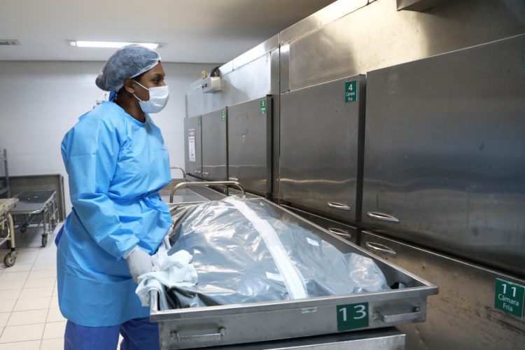 Aumentan casos en Argentina, con 14,014 nuevos infectados de COVID-19 en un día. FOTO / AFP