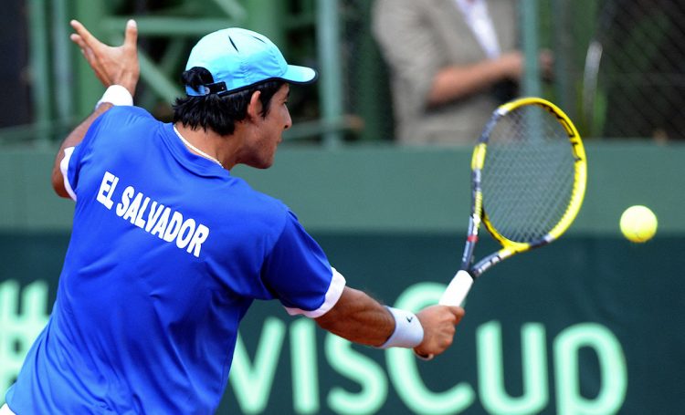 Marcelo Arévalo no pudo esta vez ante el polaco Kacper Zuk, ante quien cayó por 7-6(5), 6-1 en la serie de Copa Davis. Foto Diario El Salvador.