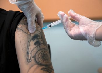 Unión Europea defiende bloqueo de Italia en envío de vacunas a Australia