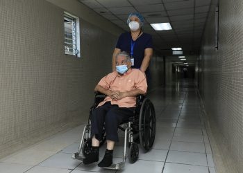 Salvadoreño de 80 años se recuperó de la COVID-19 luego de estar intubado