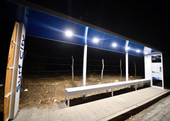 Paradas de buses de «Camino a Surf City» funcionan con energía solar y tecnología LED