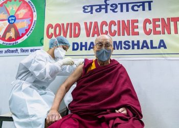 Dalai Lama, el líder espiritual tibetano, es vacunado contra la COVID-19 a sus 85 años