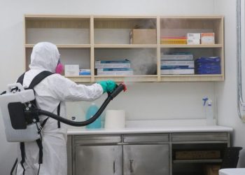 Desinfectan hospitales y unidades de salud de El Salvador para evitar la propagación de la COVID-19