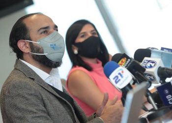 Gobierno de El Salvador logra aumentar $22 millones para programas que apoyan a mujeres