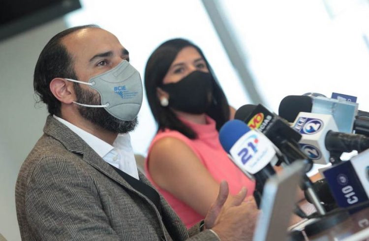 Gobierno de El Salvador logra aumentar $22 millones para programas que apoyan a mujeres