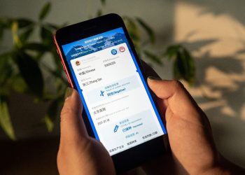 China lanza «pasaporte sanitario» y crece polémica en Europa por la vacuna rusa