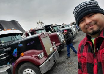 Desde el volante maneja su propia empresa de transporte en EE. UU.