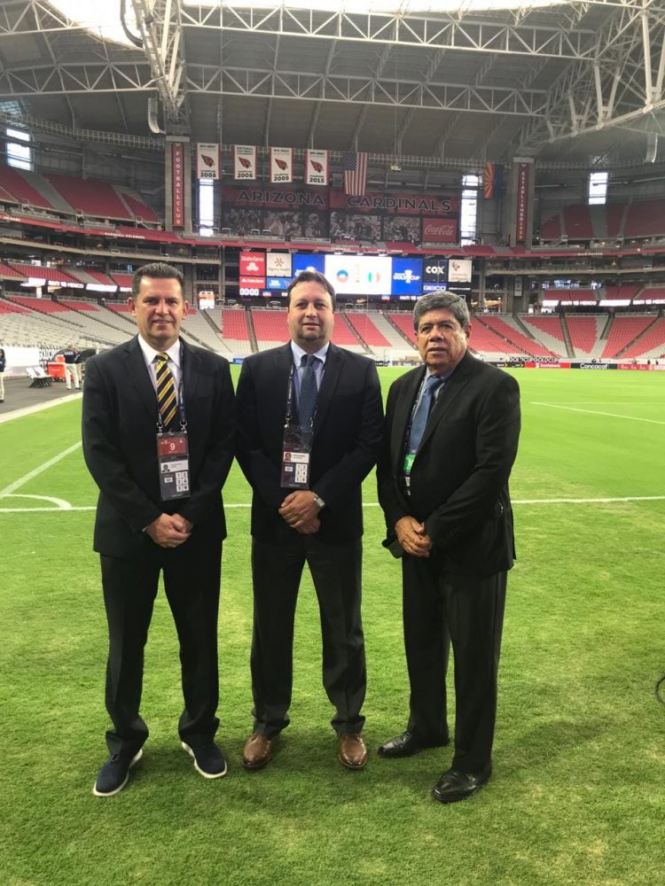El entrenador nacional Óscar Benítez, junto a los colega Javier Delgado, Luis Hernández, durante la Copa Oro 2019. Foto Diario El Salvador.