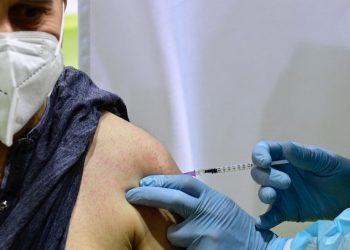 Aclaran que vacuna de AstraZeneca es segura y eficaz