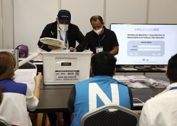 El TSE abre paquetes electorales para buscar actas