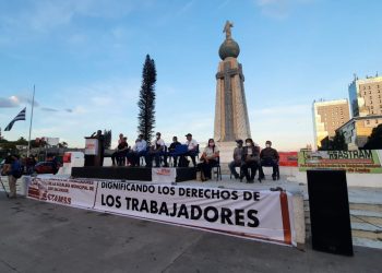 Trabajadores municipales festejan salida de Muyshondt de comuna capitalina