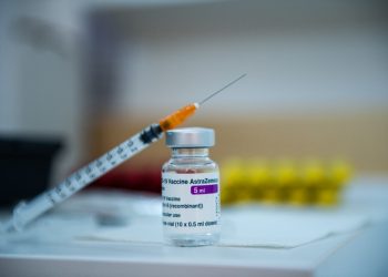 AstraZeneca: «No hay pruebas de riesgo agravado» de trombos con vacuna de la COVID-19