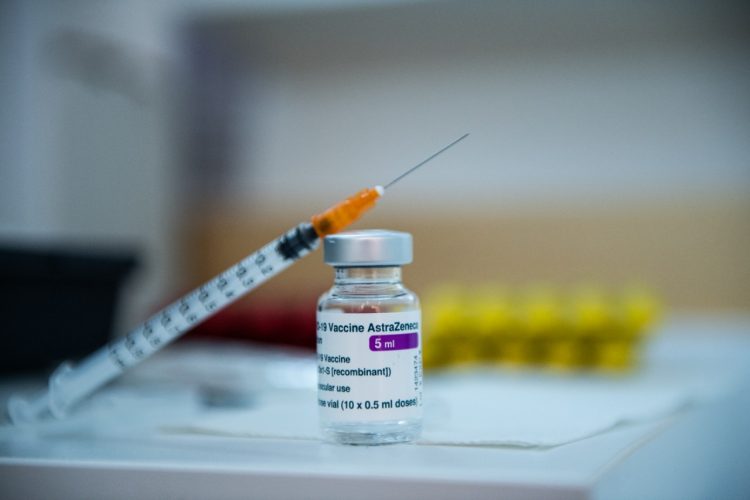 La agencia de medicamentos europea dijo que la dosis se pueden aplicar. Foto AFP.