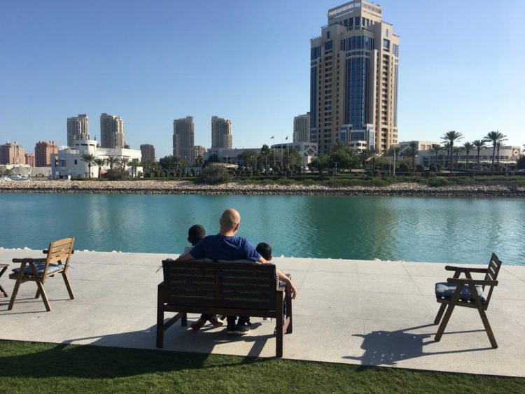 Paseo familiar. El connacional disfruta del paisaje una tarde junto con sus dos hijos en la ciudad-isla de Lusail, en Catar. La familia se instaló hace dos años en el país.