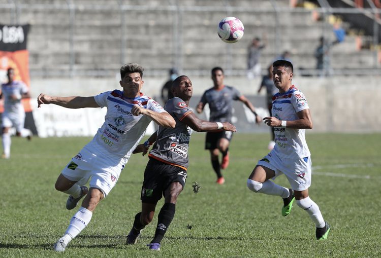Nicolás Muñoz se quedó con 293 tantos, a uno del récord de William Reyes. El canalero fue titular ante Firpo, pero no halló en gol ante los toros, por la última fecha de fase de zonas del Clausura 2021. Foto Guillermo Martínez / DES