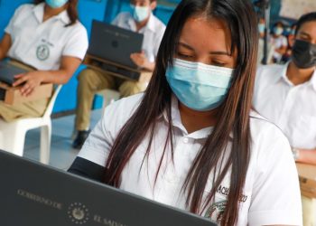 Gobierno de El Salvador entrega computadoras a estudiantes de bachillerato en Sonsonate