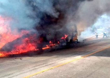Bomberos sofocan incendio de autobús en carretera hacia Metapán