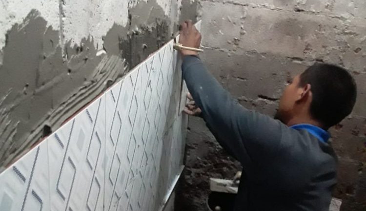 Varios oficios. El salvadoreño es experto en fontanería, construcción, albañilería y electricidad. Foto cortesía.