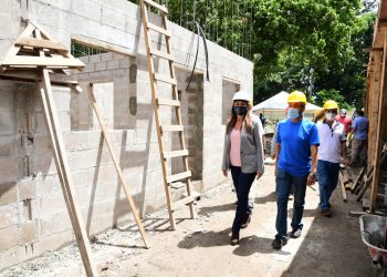 Ministra de Vivienda busca facilitar créditos para comerciantes del Puerto de La Libertad
