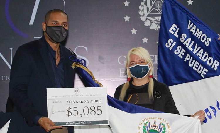 La montañista Alfa Karina Arrué, recibió una importante ayuda de parte de INDES, para emprender el desafío de escalar el monte Everest. Foto INDES.