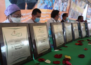 Realizan homenaje a personal médico que falleció por la COVID-19