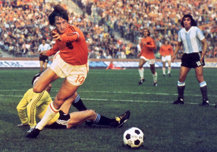 Johan Cruyff fue el líder de aquella Holanda que sorprendió al mundo con su fútbol total, de la mano del legenadario entrenador Rinus Michel. Fotos Diario El Salvador.