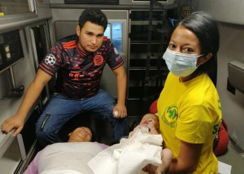 Mujer da a luz en ambulancia cuando era trasladada de emergencia al Hospital Zacamil