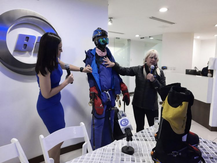 La montañista Karina Arrué tuvo tiempo para mostrar la indumentaria que llevará en la expedición al Everest, además explicó la utilidad de cada artículo. Foto Diario El Salvador.