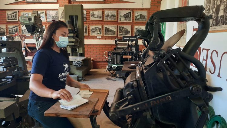 Adriana González es la encargada de atención al cliente en el museo de Salcoatitán, en Sonsonate, un atractivo turístico en occidente.