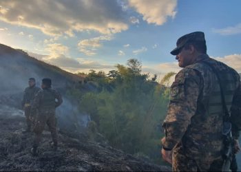 Controlan incendio sobre la Cordillera del Bálsamo, en Santa Tecla