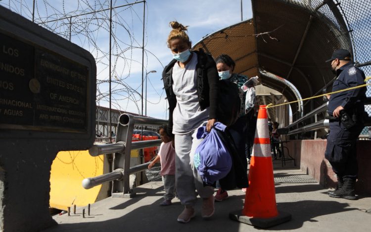 Decenas de familias e individuos son contactados a diario para que logren el sueño americano. Los organismos velan porque el proceso sea digno y humano.  Foto AFP.