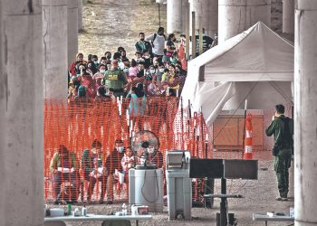 Funcionarios de EE. UU. afirman expulsión de migrantes indocumentados en la frontera