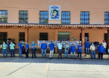 Sindicalistas realizan paro de labores por falta de pago de salarios en la alcaldía de Tecoluca