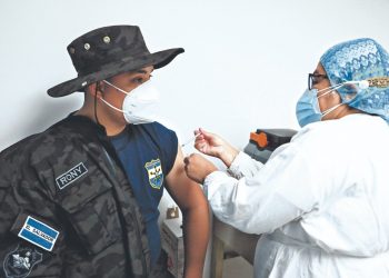 Comienza la vacunación de policías y la Fuerza Armada