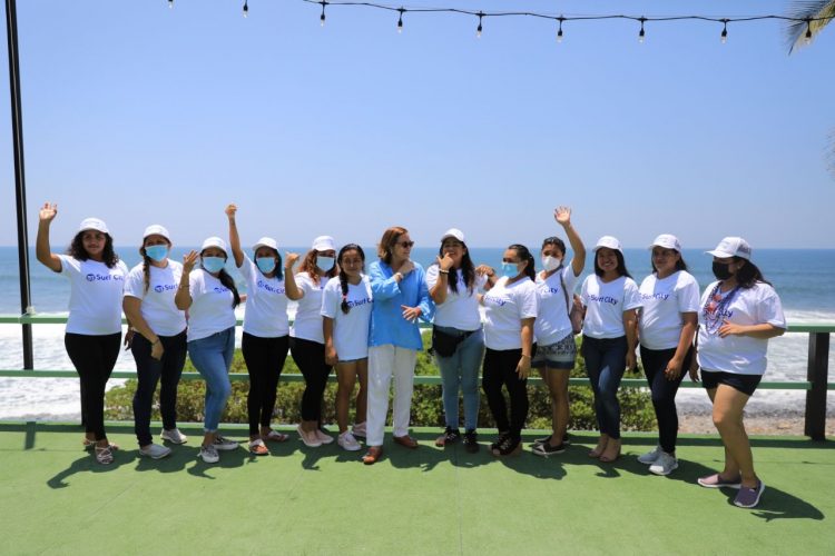 Mujeres deportadas fabricarán tablas de surf en playa El Tunco