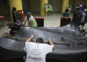 Feligreses salvadoreños conmemoran 41 años del martirio de San Romero