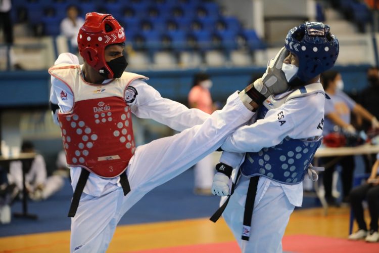 El uso de la mascarilla estuvo presente en todos los combates de Taekwondo. Foto Luis Umaña/DES