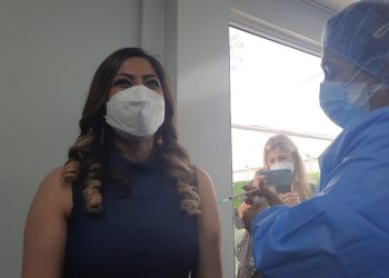 Aplican vacuna CoronaVac contra la COVID-19 a directora del ISSS, Mónica Ayala