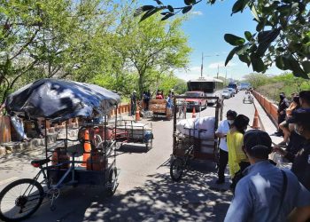 «Tricicleteros» bloquean tránsito migratorio en frontera El Amatillo