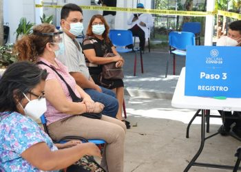 Docente salvadoreño vacunado con CoronaVac: «gracias por priorizarnos en la inmunización»