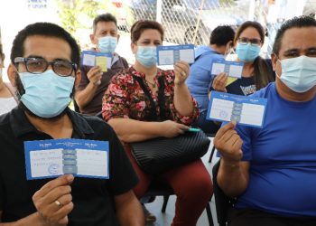 «Juntos enfrentamos la pandemia y juntos recibimos la vacuna»: docente inmunizado